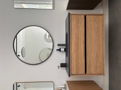 Just Wood lysolieret original badsæt med 2 skuffer og Nice solid surface vask